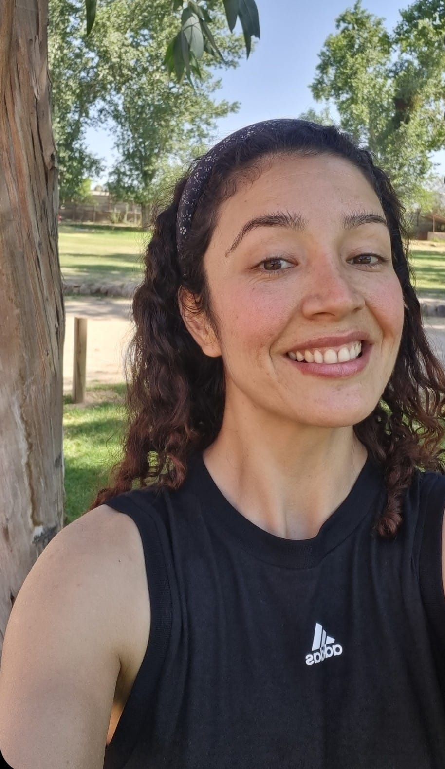 Terapeuta holística de DharmAlquimia en sesión de bienestar